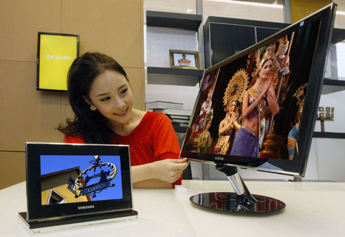 Samsung's 700Z OLED photo frame (left) and SyncMaster PX2370 LED monitor (right). Photo provided by Samsung.