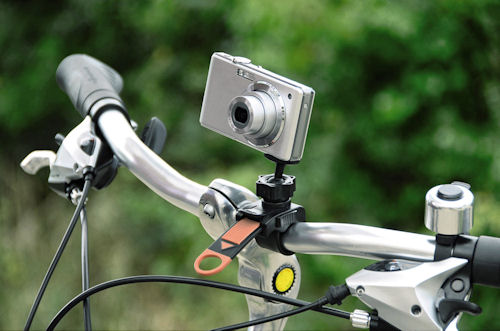 Hama's Bike Pod clamp tripod attached to a bicycle handlebar. Photo provided by Hama GmbH & Co KG. Click for a bigger picture!