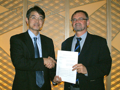 Shigeki Ishizuka, President, Digital Imaging Business Group, Sony Corporation and Dr. Winfried Scherle, General Manager and Vice President, Carl Zeiss AG, Camera Lens Division. Photo provided by Carl Zeiss AG. Click for a bigger picture!