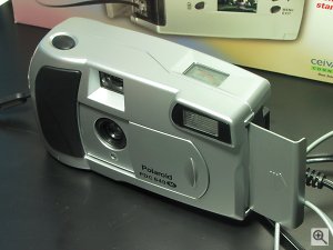 Polaroid's PDC640M digital camera. Copyright (c) 2001, Michael R. Tomkins, all rights reserved. Click for a bigger picture!