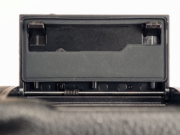 Canon EOS R Review -- extreme close-up of memory card compartment door edge.