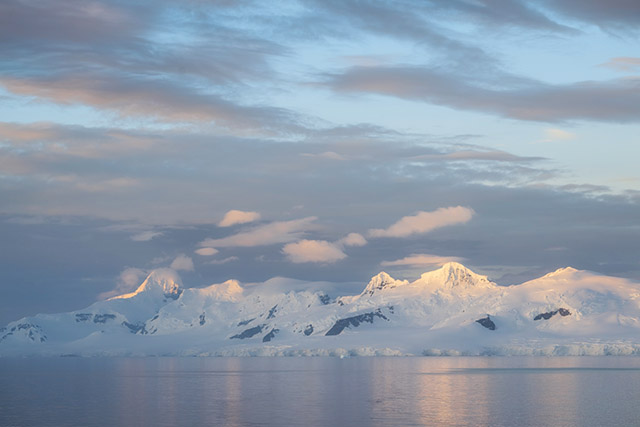 Video: Nigel Danson takes the Nikon Z9 and Nikkor Z 100-400mm F4.5-5.6 VR S to Antarctica